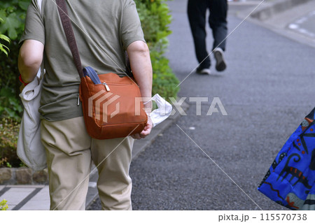 日本の横浜都市景観 腕マスクの高齢女性…高齢化社会、コロナなどへの意識は…＝横浜市内 115570738