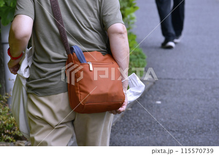 日本の横浜都市景観 腕マスクの高齢女性…高齢化社会、コロナなどへの意識は…＝横浜市内 115570739