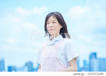 白衣とエプロンを着た若い女性 白衣とエプロンを着た若い女性 115571209