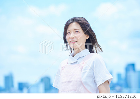 白衣とエプロンを着た若い女性 115571210