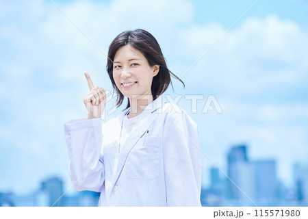 白衣を着た若い女性 白衣を着た若い女性 115571980