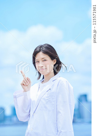 白衣を着た若い女性 白衣を着た若い女性 115571981