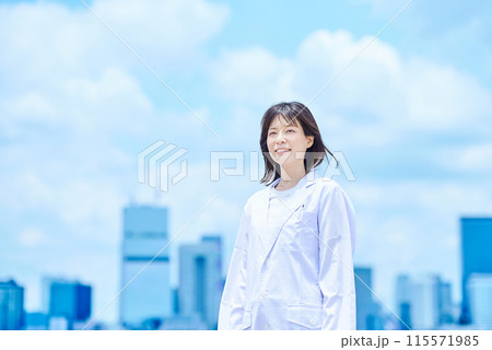 白衣を着た若い女性 白衣を着た若い女性 115571985
