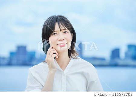 スマートフォンで通話する若い女性 スマートフォンで通話する若い女性 115572708