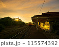 夕日に輝くレトロ駅舎　小湊鉄道　上総鶴舞駅 115574392