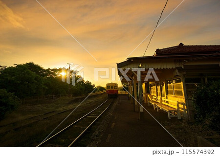 夕日に輝くレトロ駅舎　小湊鉄道　上総鶴舞駅 115574392