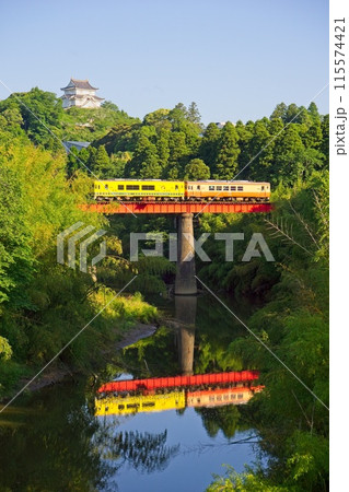 大多喜城と鉄橋を走るローカル列車　いすみ鉄道　大多喜駅付近 115574421