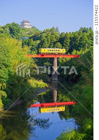 大多喜城と鉄橋を走るローカル列車 いすみ鉄道 大多喜駅付近 大多喜城と鉄橋を走るローカル列車 いすみ鉄道 大多喜駅付近 115574422