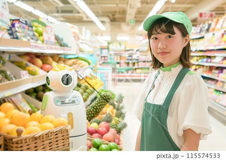 フルーツの品出しをするロボットとスーパーマーケットの店員_1 115574533