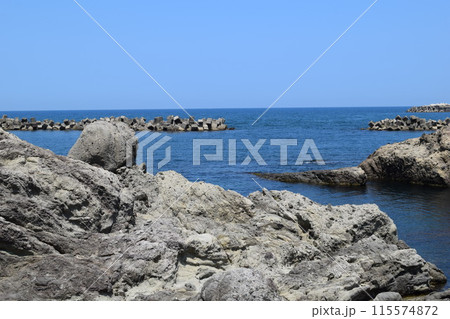 庄内海岸の岩場風景 115574872