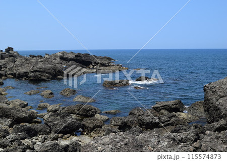 庄内海岸の岩場風景 115574873