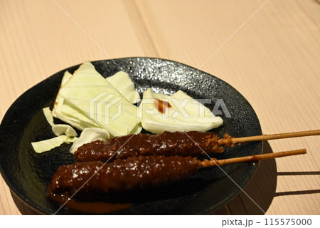 味噌ダレのたっぷりかかった串カツ 115575000