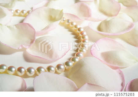 バラの花びらの上のパールネックレス 本真珠ネックレス バラの花びらの上のパールネックレス 本真珠ネックレス 115575203