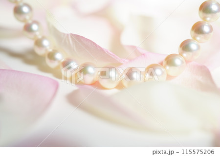 バラの花びらの上のパールネックレス 本真珠ネックレス バラの花びらの上のパールネックレス 本真珠ネックレス 115575206