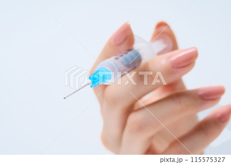 注射器を持つ手 注射器を持つ手 115575327