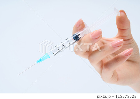 注射器を持つ手 115575328