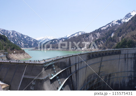 5月上旬の立山黒部アルペンルート　黒部ダムと黒部湖 115575431