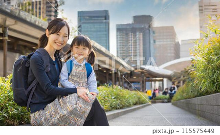 都会の片隅で生きる、シングルマザーと子供 115575449