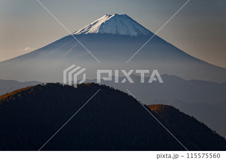 金峰山・鷹見岩から見る朝の富士山 金峰山・鷹見岩から見る朝の富士山 115575560