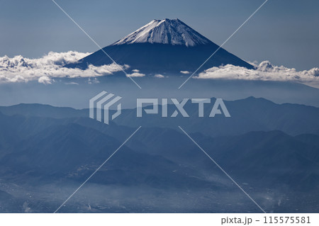 秋の金峰山稜線から見る富士山 115575581