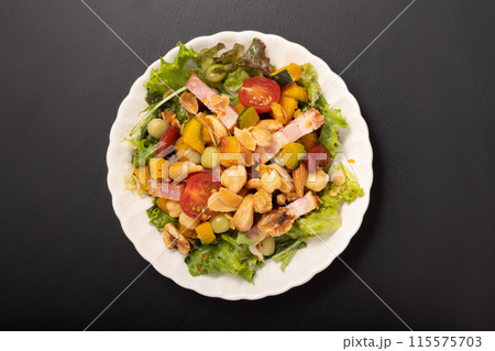 豆とカボチャのナッツサラダ 115575703