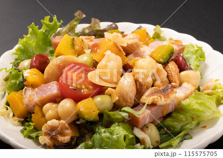 豆とカボチャのナッツサラダ 115575705