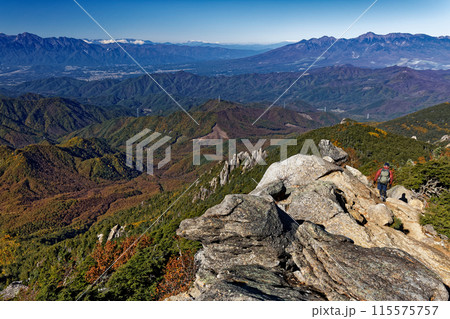 金峰山・千代の吹上を行く登山者と八ヶ岳・甲斐駒ヶ岳の眺め 金峰山・千代の吹上を行く登山者と八ヶ岳・甲斐駒ヶ岳の眺め 115575757