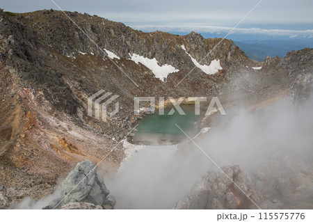 〔長野県/岐阜県・6月〕焼岳北峰山頂からの眺め 南峰との鞍部にある正賀湖 〔長野県/岐阜県・6月〕焼岳北峰山頂からの眺め 南峰との鞍部にある正賀湖 115575776