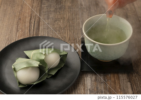 笹饅頭　お茶を入れる 115576027