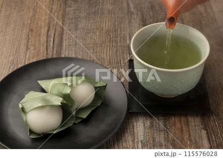 笹饅頭　お茶を入れる 115576028