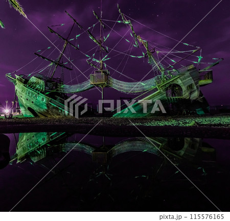 夜に映える難破船 115576165