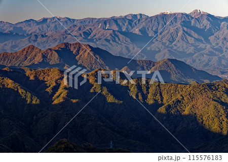 金峰山・鷹見岩から見る朝焼けの茅ヶ岳と南アルプスの山並み 115576183