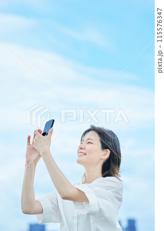 スマートフォンを操作する若い女性 スマートフォンを操作する若い女性 115576347