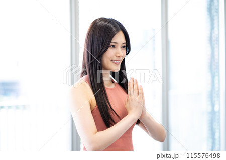 ヨガをする若い女性(合掌・深呼吸・リフレッシュ) ヨガをする若い女性(合掌・深呼吸・リフレッシュ) 115576498