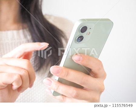 スマートフォンを操作する女性 115576549