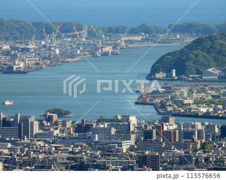北山から俯瞰する高知市街地の風景 115576656
