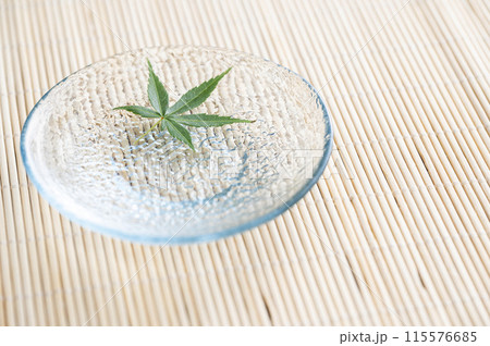 水に浮かぶ青もみじ 水に浮かぶ青もみじ 115576685