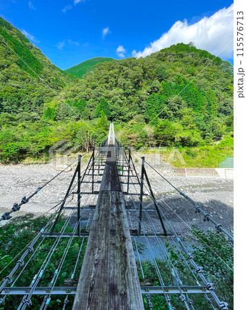 静岡・安倍川上流にかかる吊橋 115576713