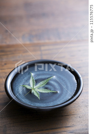 水に浮かぶ青もみじ 水に浮かぶ青もみじ 115576775