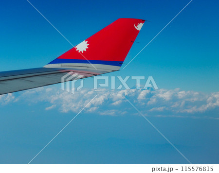 カトマンズに向かう機内より望むエベレスト カトマンズに向かう機内より望むエベレスト 115576815