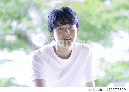 白Tシャツの若い男性 115577769