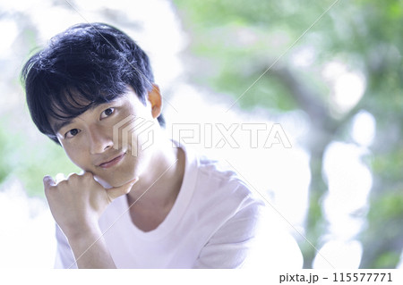 白Tシャツの若い男性 115577771