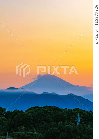 夕景に浮かぶ富士山 115577826