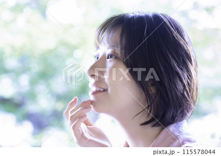 新緑と笑顔の女性 新緑と笑顔の女性 115578044