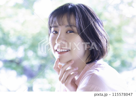 新緑と笑顔の女性 115578047