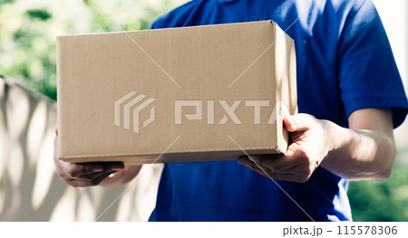 荷物を持つ配達員の男性 115578306
