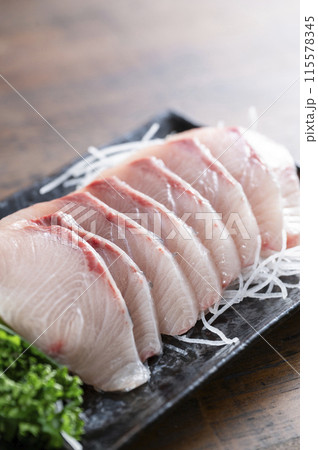 鰤の刺身 115578345