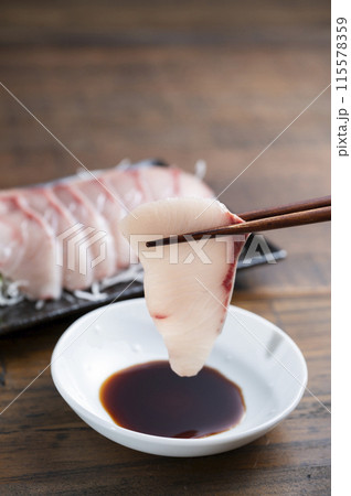 鰤の刺身 115578359