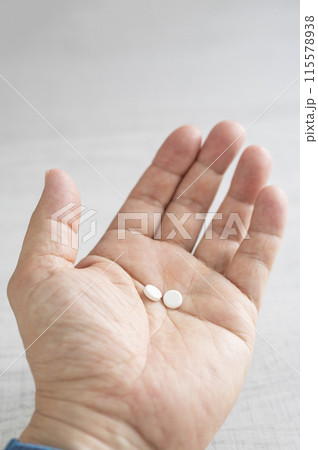 手のひらに薬 115578938