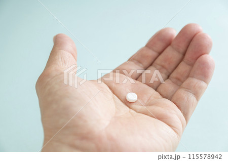 手のひらに薬 115578942